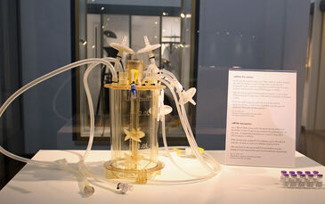 Bioreaktor mit optischen O2 und pH Sensor Spots ausgestellt im Deutschen Museum (Foto: Deutsches Museum)